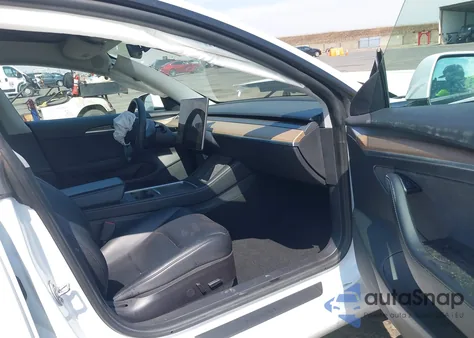 2021 Tesla Model 3 Standard Range Plus Rear-Wheel Drive z USA, uszkodzony, nr VIN 5YJ3E1EA8MF053588